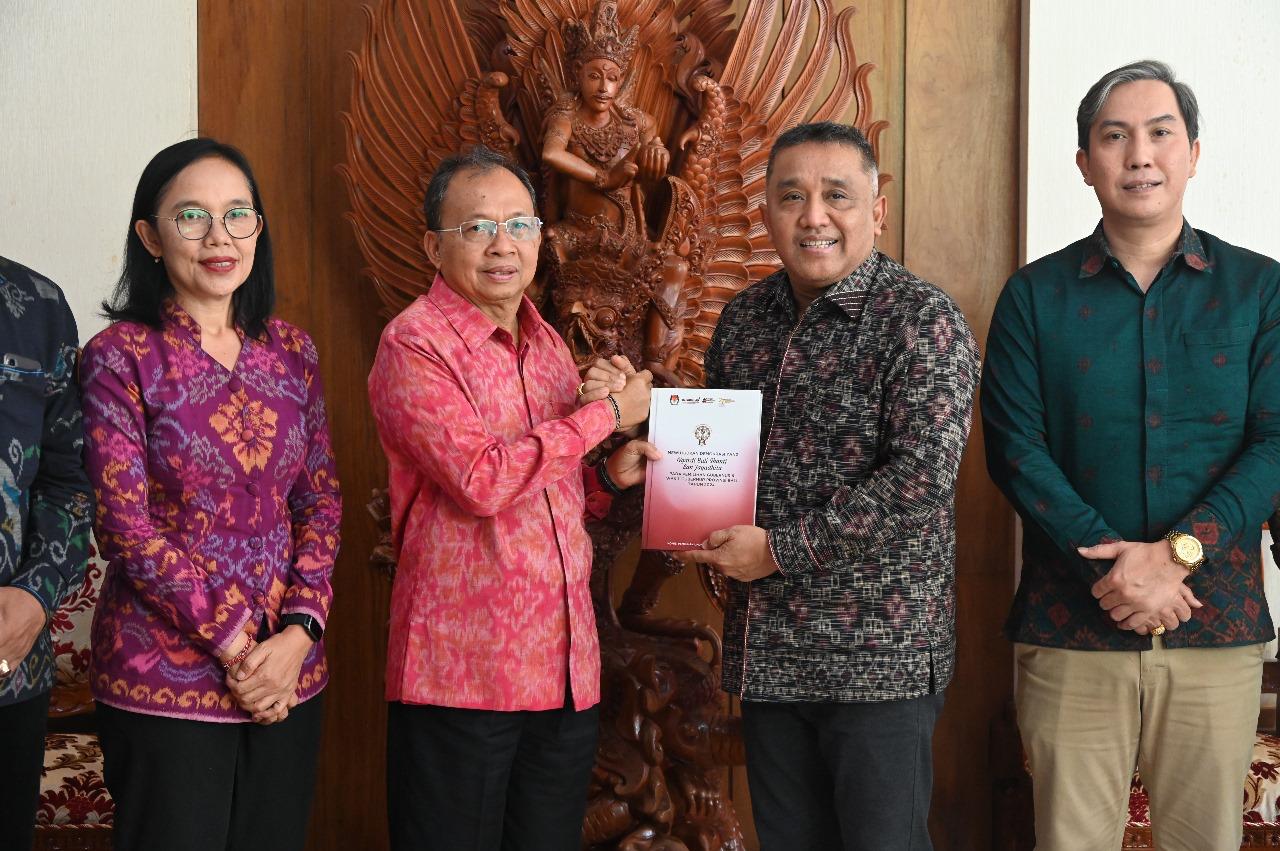Penyerahan Laporan Pelaksanaan Pemilihan Serentak 2024